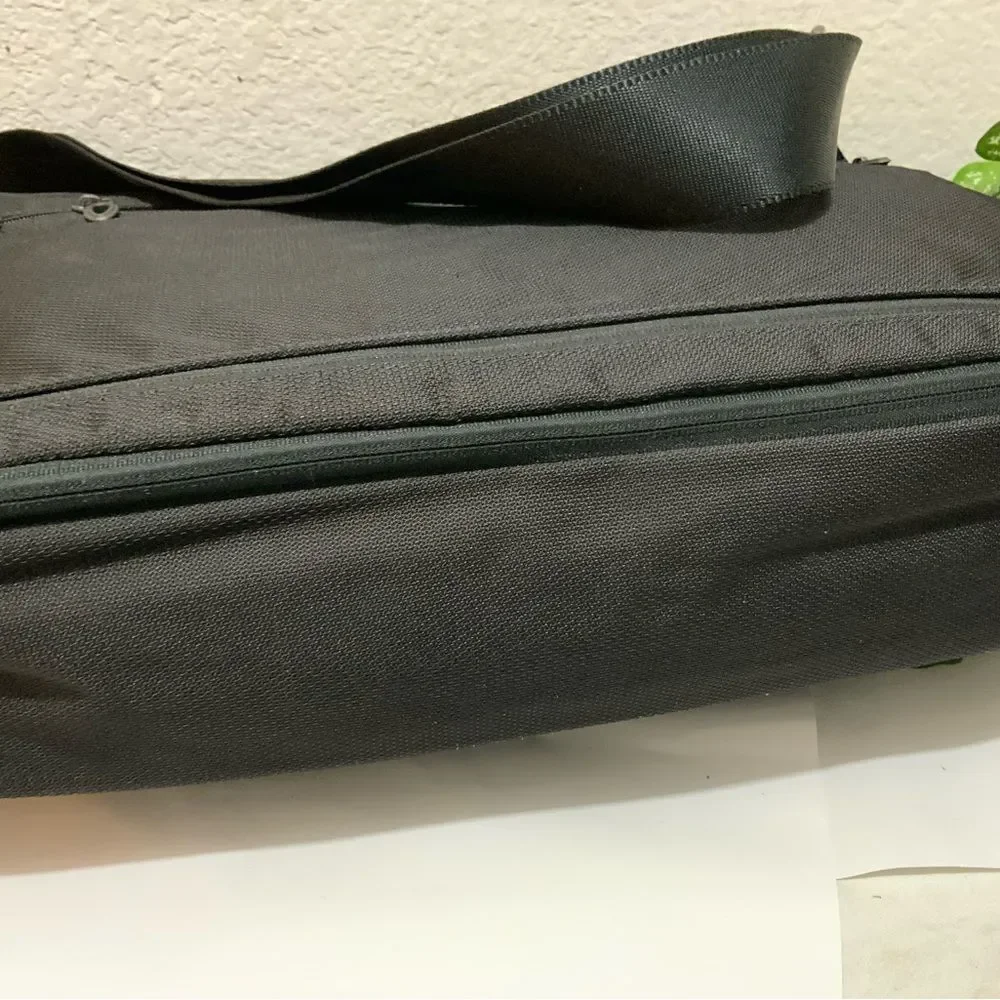 TUMI Crossbody Messenger Laptop Bag Flap 6507 D Black nylon
